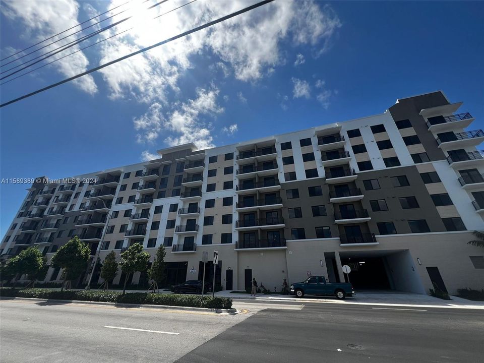Active With Contract: $1,702 (1 beds, 1 baths, 558 Square Feet)