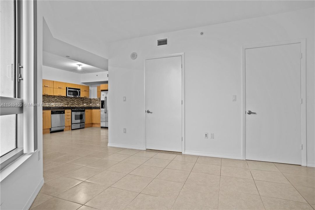For Rent: $2,850 (1 beds, 1 baths, 704 Square Feet)