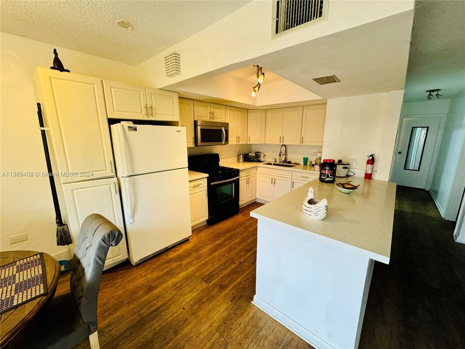 For Sale: $310,000 (2 beds, 1 baths, 1000 Square Feet)