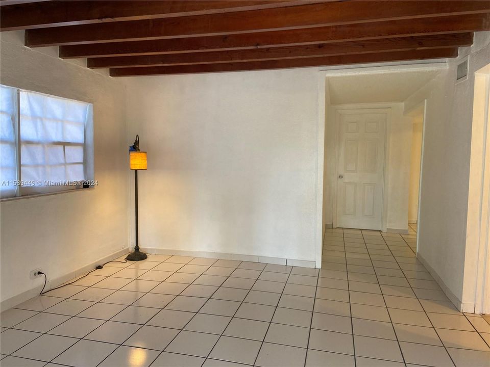 For Rent: $2,800 (3 beds, 1 baths, 858 Square Feet)