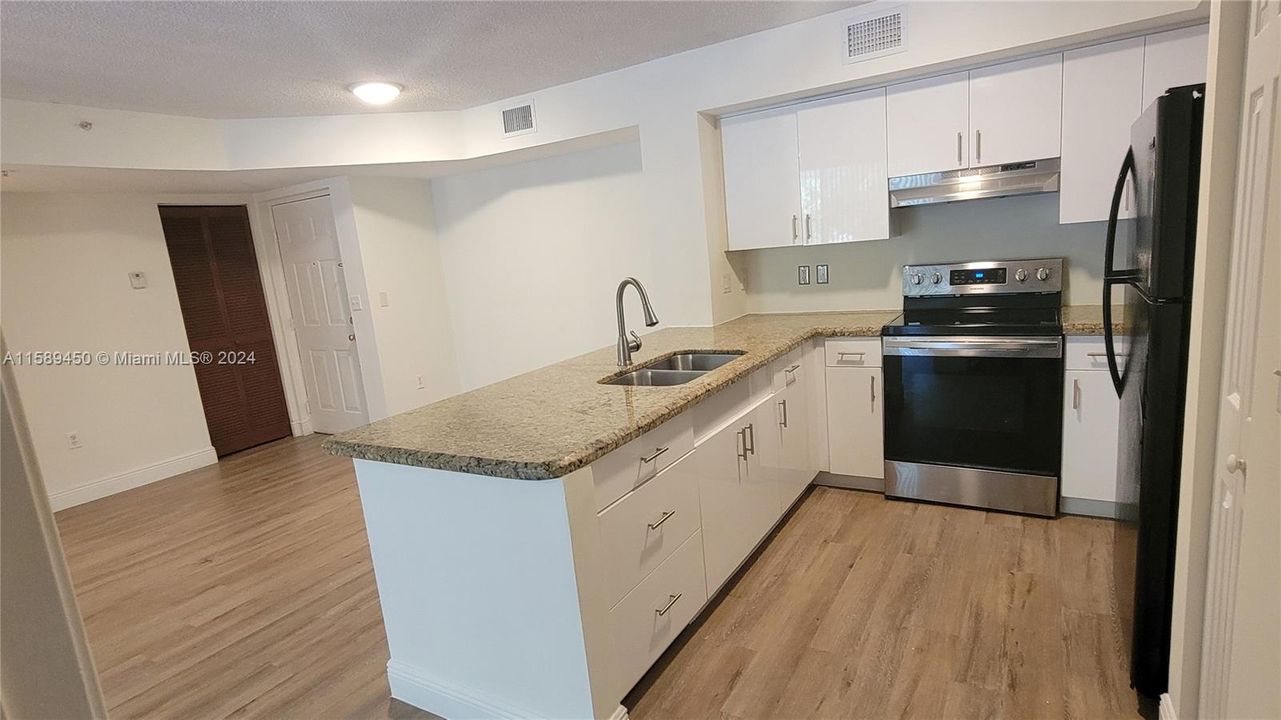 Active With Contract: $2,300 (2 beds, 2 baths, 966 Square Feet)