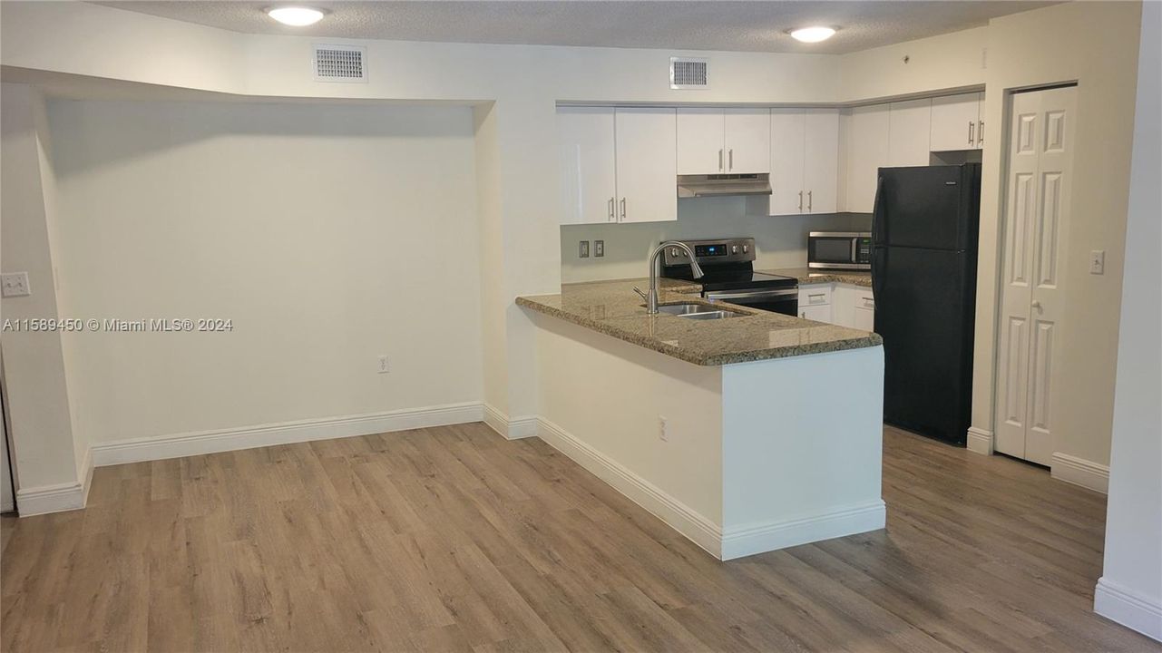 Active With Contract: $2,300 (2 beds, 2 baths, 966 Square Feet)