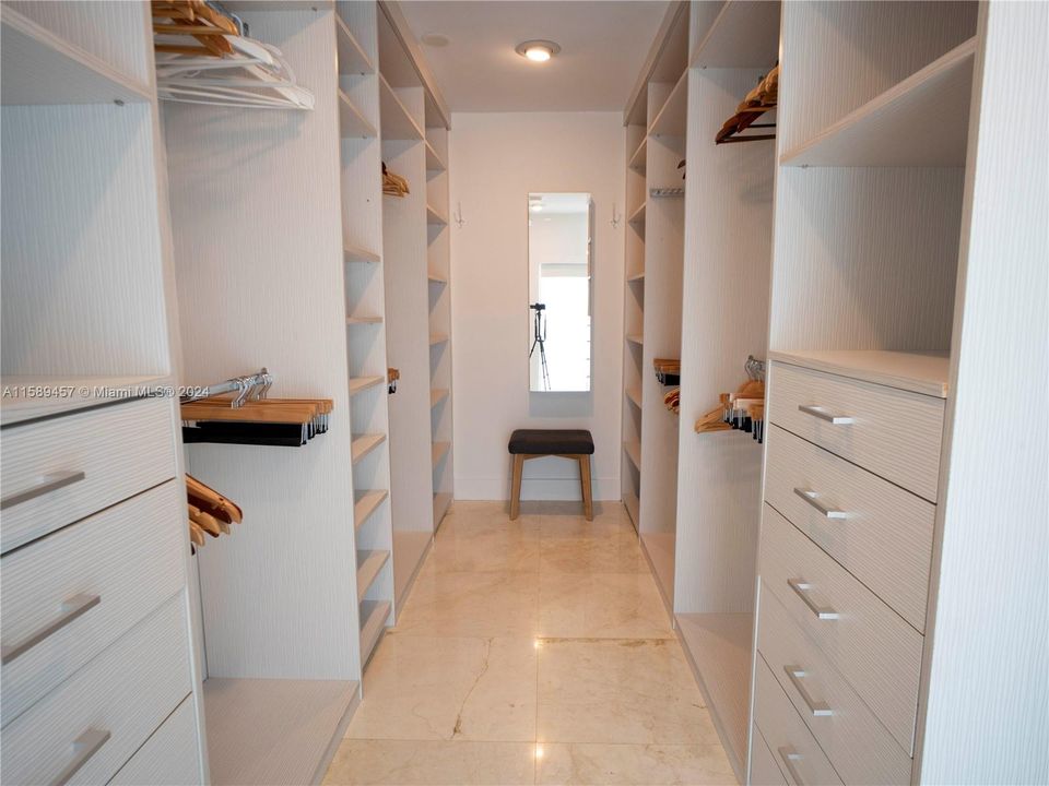 Master walking closet