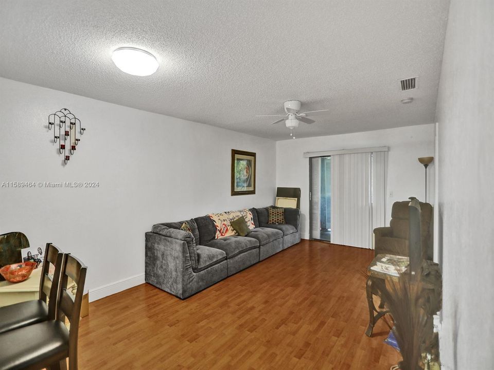 For Sale: $239,000 (2 beds, 2 baths, 832 Square Feet)