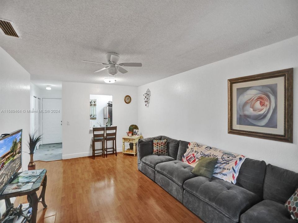 For Sale: $239,000 (2 beds, 2 baths, 832 Square Feet)