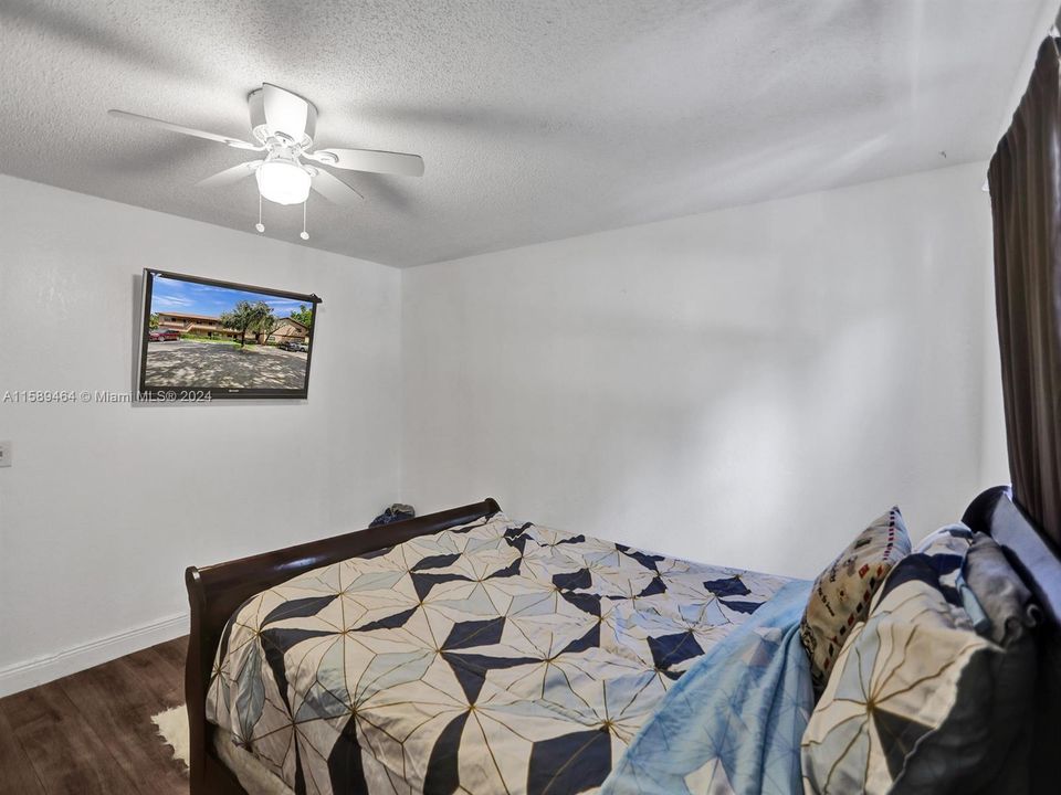 For Sale: $239,000 (2 beds, 2 baths, 832 Square Feet)