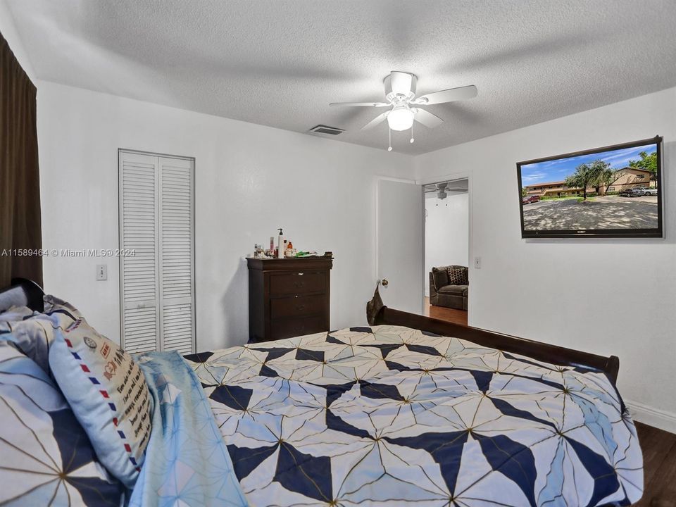 For Sale: $239,000 (2 beds, 2 baths, 832 Square Feet)