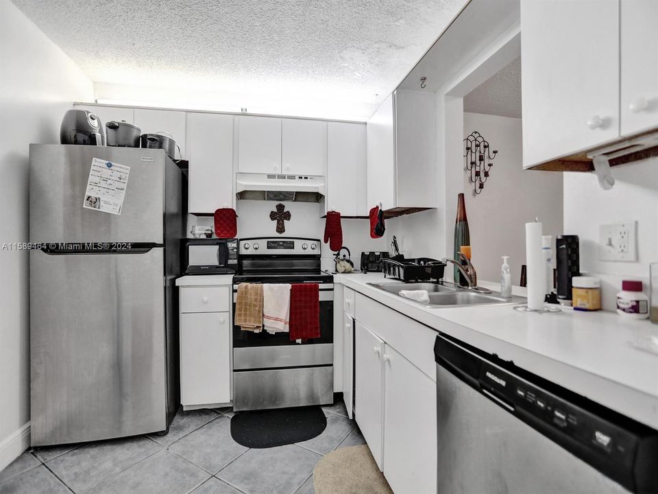 For Sale: $239,000 (2 beds, 2 baths, 832 Square Feet)