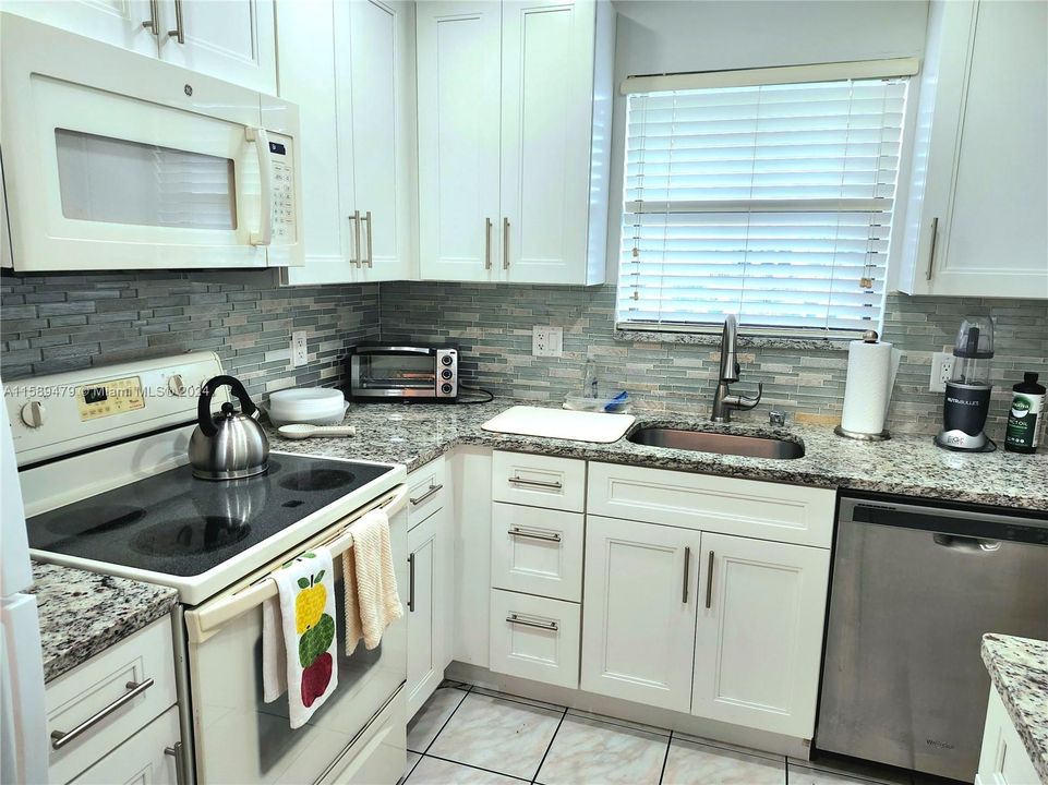 For Sale: $300,000 (2 beds, 2 baths, 858 Square Feet)