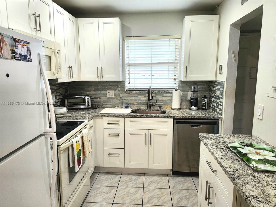 For Sale: $300,000 (2 beds, 2 baths, 858 Square Feet)