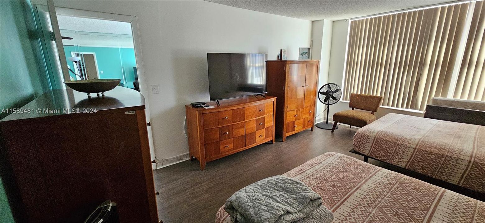 For Sale: $315,000 (1 beds, 1 baths, 900 Square Feet)