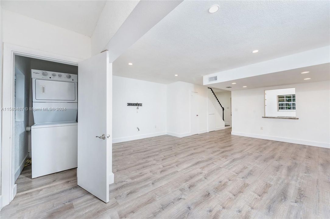Active With Contract: $365,000 (2 beds, 1 baths, 1300 Square Feet)