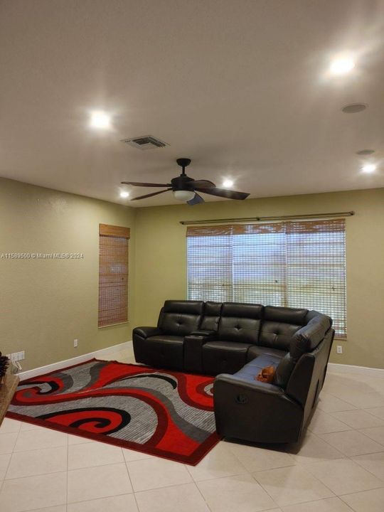 最近租的: $3,800 (5 贝兹, 3 浴室, 3897 平方英尺)