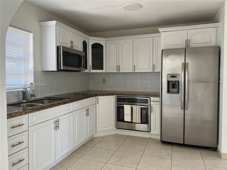 For Sale: $450,000 (3 beds, 2 baths, 1052 Square Feet)