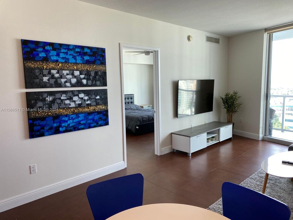 For Rent: $3,000 (1 beds, 1 baths, 899 Square Feet)