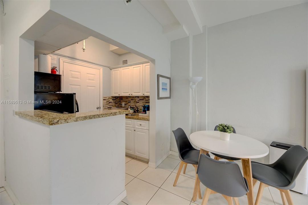 For Sale: $340,000 (1 beds, 1 baths, 433 Square Feet)