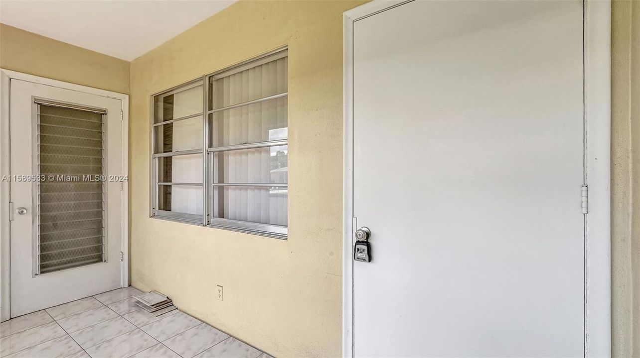 For Sale: $129,000 (2 beds, 1 baths, 880 Square Feet)