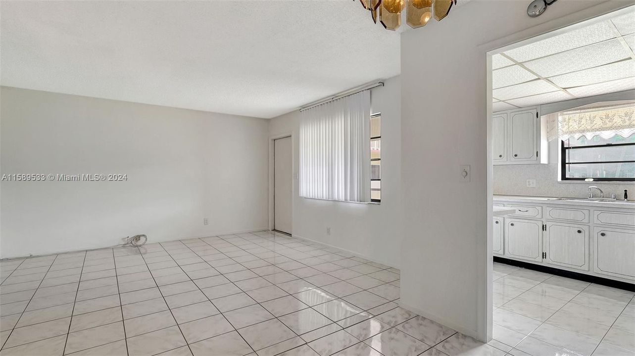 Active With Contract: $99,000 (2 beds, 1 baths, 880 Square Feet)