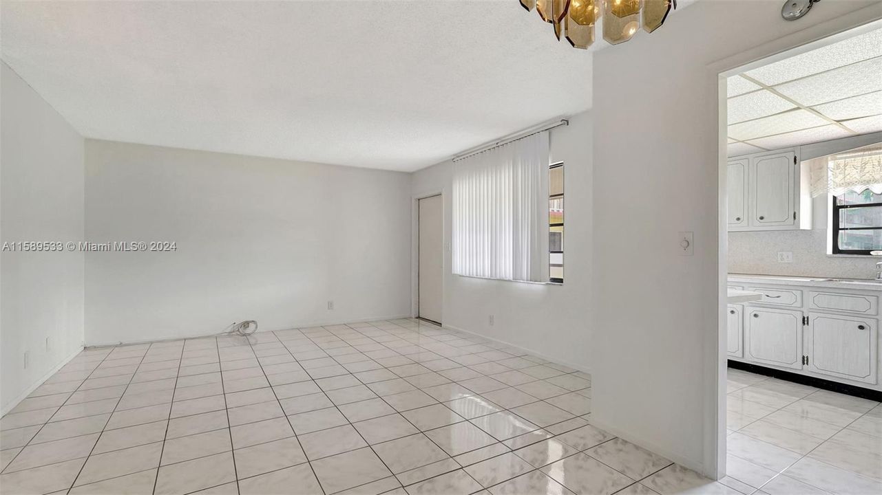 Active With Contract: $99,000 (2 beds, 1 baths, 880 Square Feet)