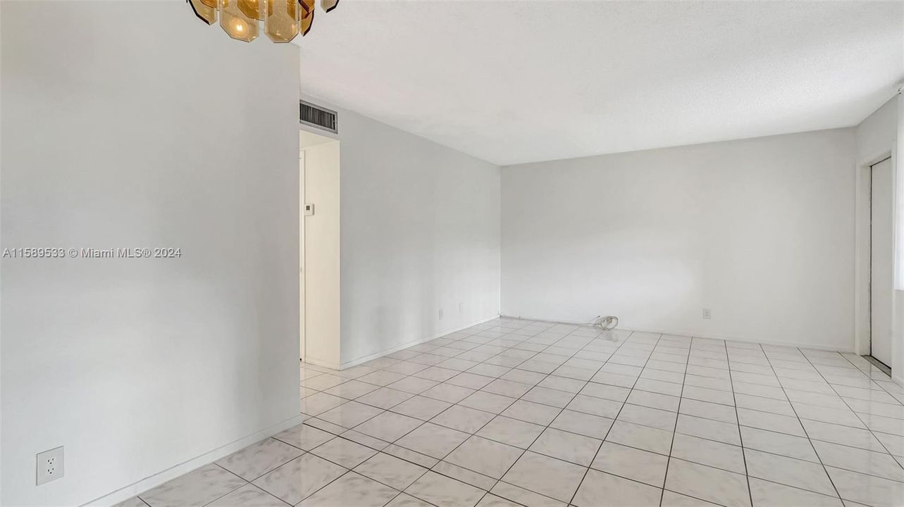 Active With Contract: $99,000 (2 beds, 1 baths, 880 Square Feet)