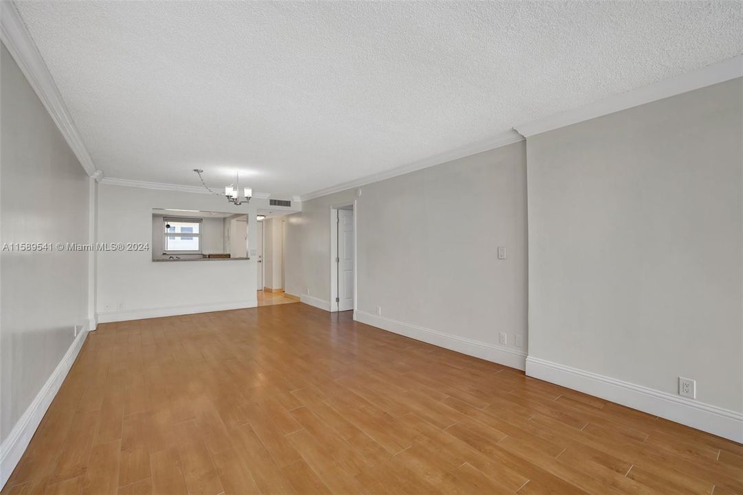For Sale: $339,000 (1 beds, 1 baths, 648 Square Feet)