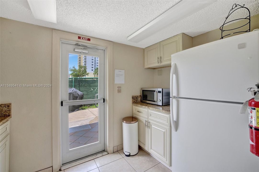 For Sale: $339,000 (1 beds, 1 baths, 648 Square Feet)