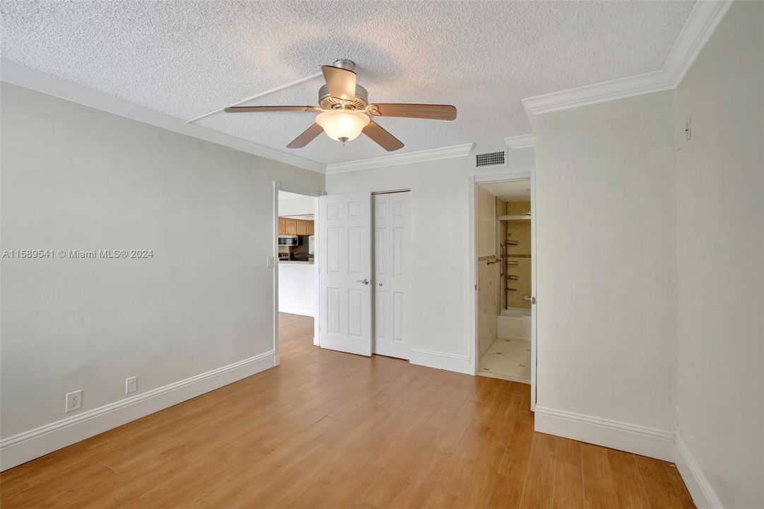 For Sale: $339,000 (1 beds, 1 baths, 648 Square Feet)