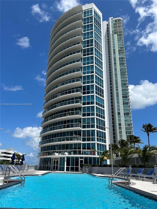 Active With Contract: $4,300 (2 beds, 2 baths, 1007 Square Feet)