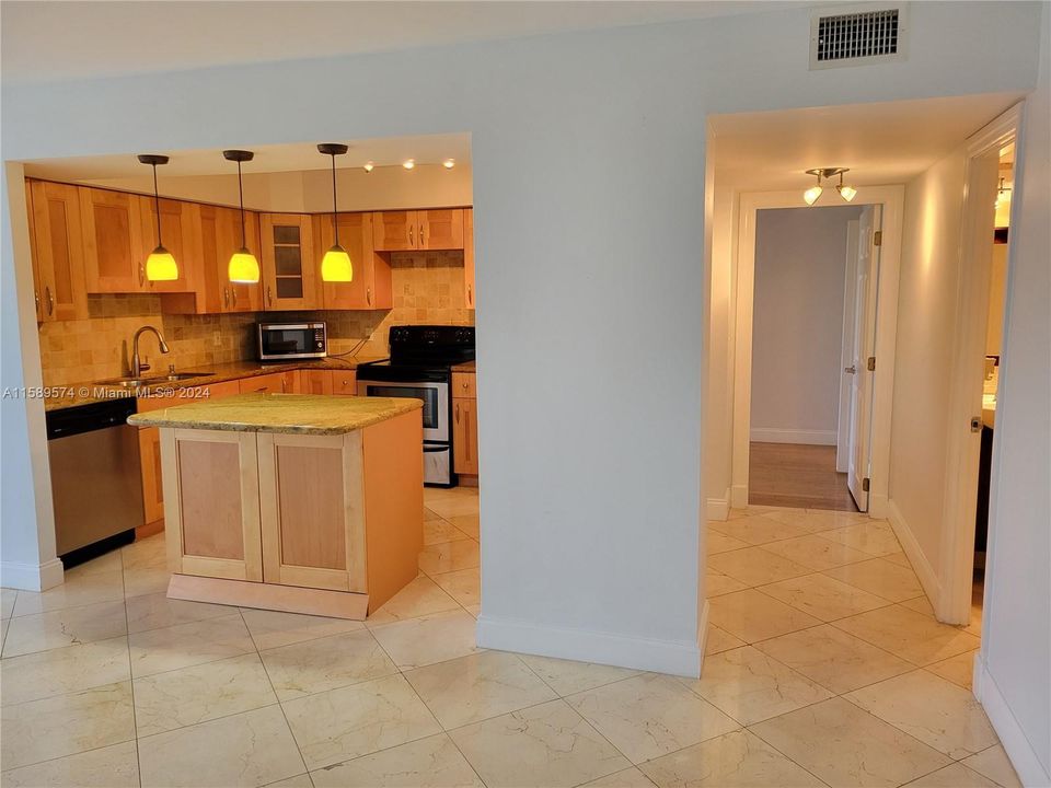 For Sale: $317,000 (2 beds, 1 baths, 1075 Square Feet)