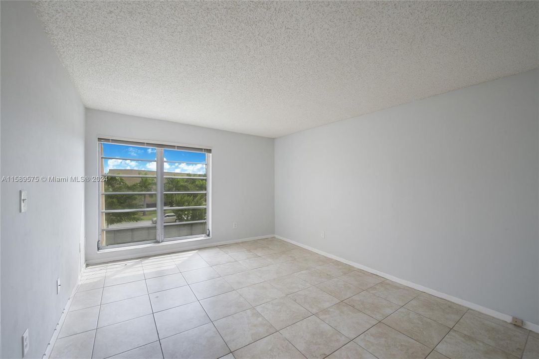 Active With Contract: $299,900 (2 beds, 2 baths, 1203 Square Feet)