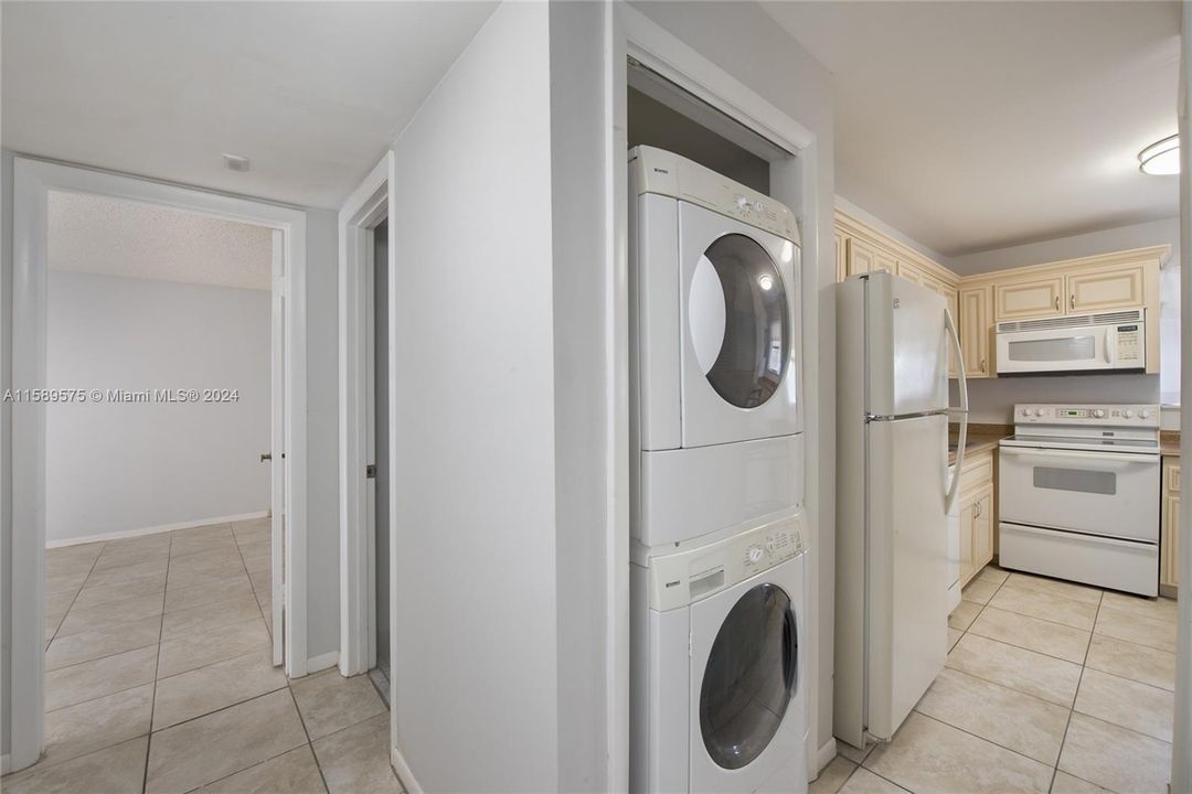 Active With Contract: $299,900 (2 beds, 2 baths, 1203 Square Feet)