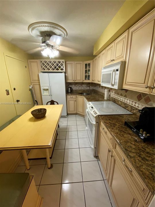 Active With Contract: $2,800 (2 beds, 2 baths, 1290 Square Feet)