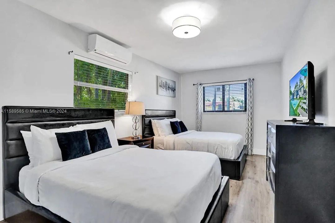 For Sale: $950,000 (5 beds, 2 baths, 2147 Square Feet)
