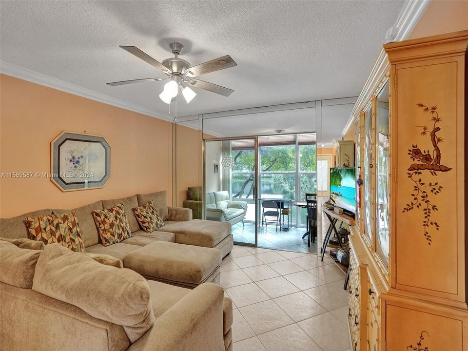 For Sale: $135,000 (2 beds, 2 baths, 944 Square Feet)