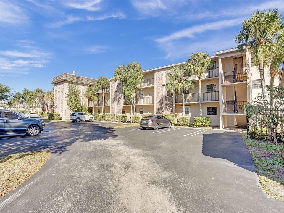 Active With Contract: $155,000 (2 beds, 2 baths, 958 Square Feet)