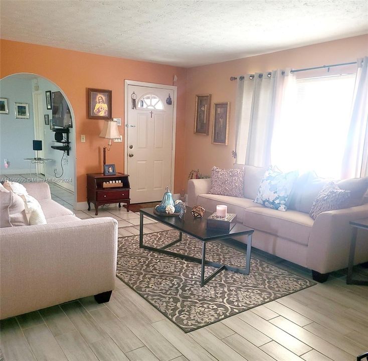 En Venta: $365,000 (3 camas, 2 baños, 1712 Pies cuadrados)