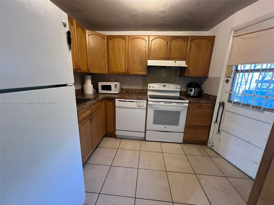 For Rent: $1,700 (1 beds, 1 baths, 807 Square Feet)