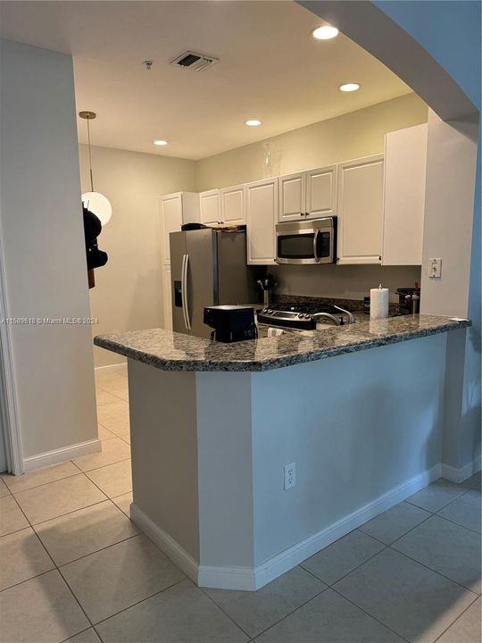 Active With Contract: $2,900 (2 beds, 2 baths, 1174 Square Feet)