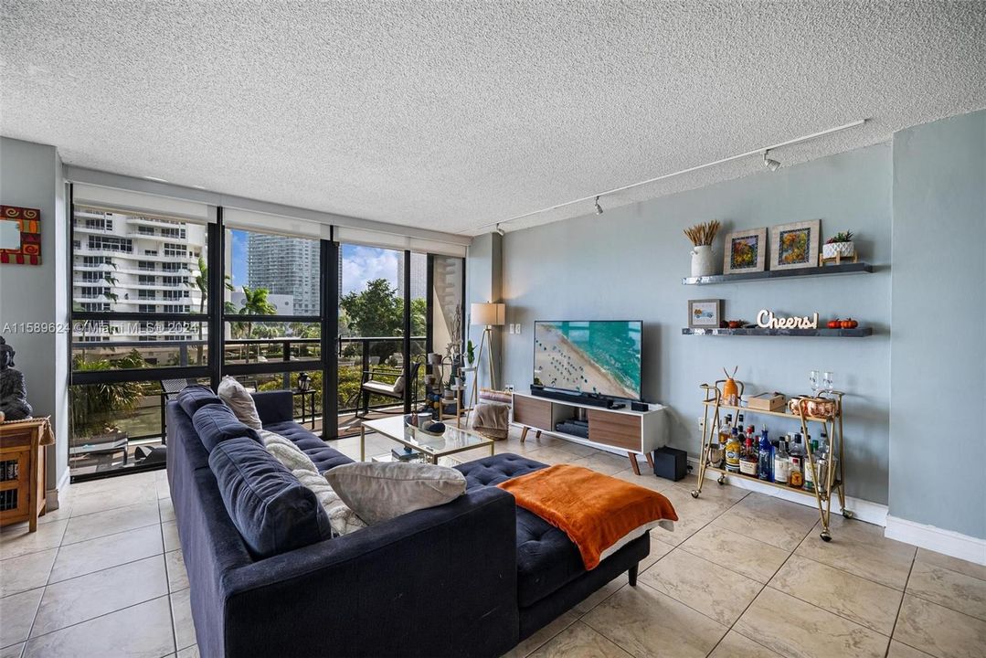 For Sale: $435,000 (1 beds, 1 baths, 955 Square Feet)