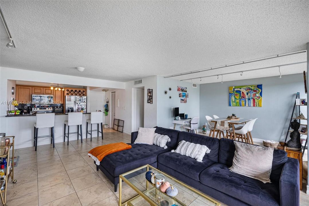 For Sale: $435,000 (1 beds, 1 baths, 955 Square Feet)