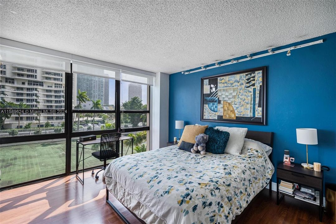 For Sale: $435,000 (1 beds, 1 baths, 955 Square Feet)