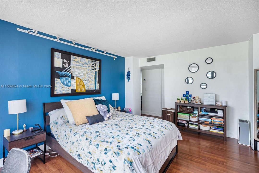 For Sale: $435,000 (1 beds, 1 baths, 955 Square Feet)