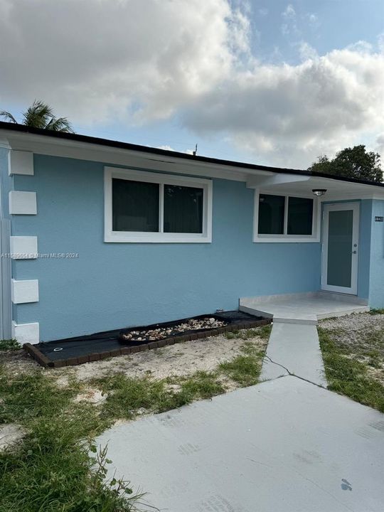 Active With Contract: $3,200 (3 beds, 2 baths, 1990 Square Feet)