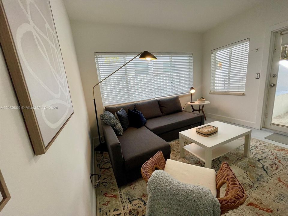 Active With Contract: $2,300 (1 beds, 1 baths, 629 Square Feet)