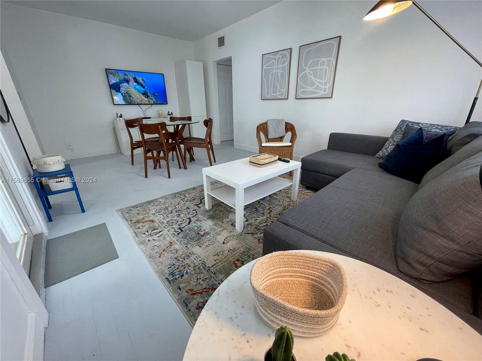 Active With Contract: $2,300 (1 beds, 1 baths, 629 Square Feet)