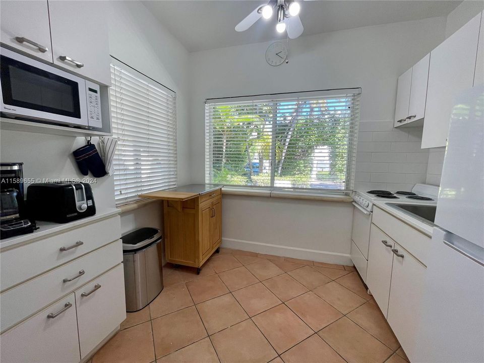 Active With Contract: $2,300 (1 beds, 1 baths, 629 Square Feet)