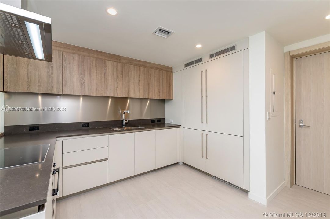 For Rent: $4,650 (1 beds, 1 baths, 737 Square Feet)