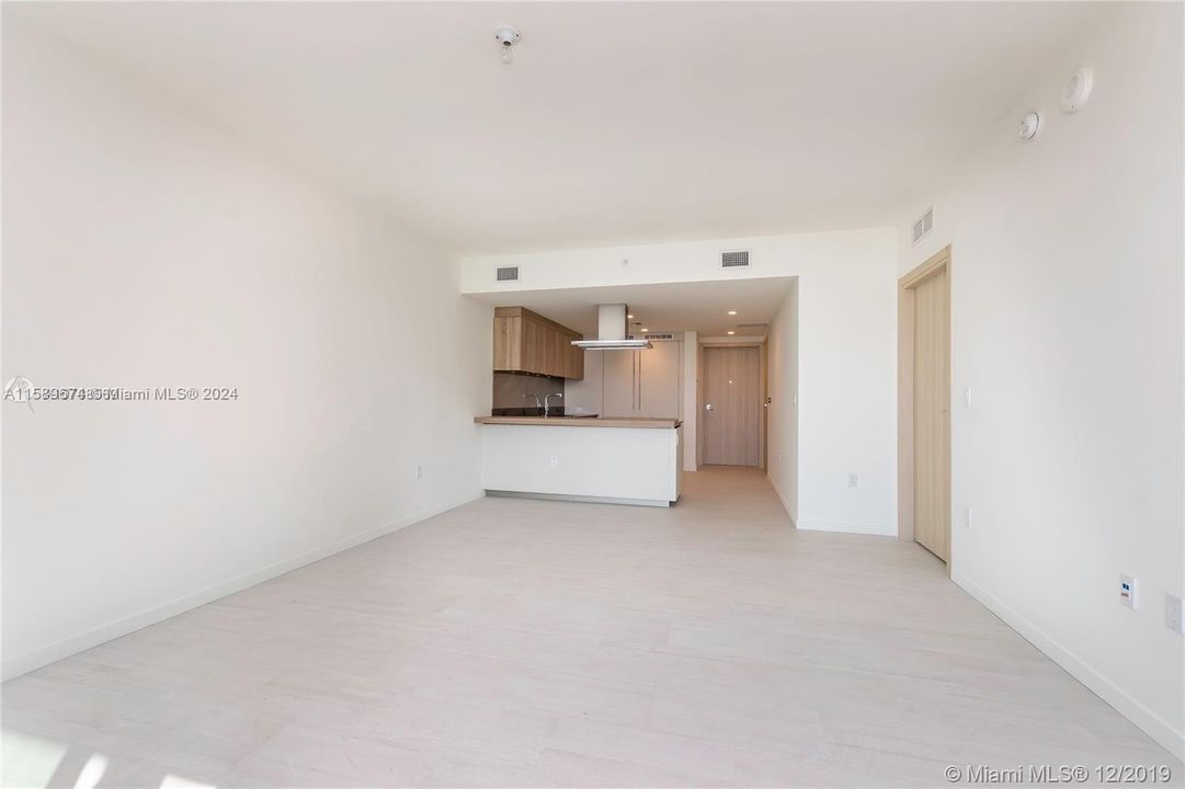 For Rent: $4,650 (1 beds, 1 baths, 737 Square Feet)