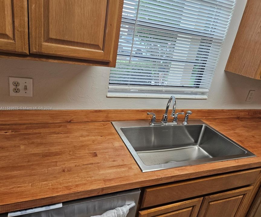 For Sale: $146,000 (1 beds, 1 baths, 702 Square Feet)