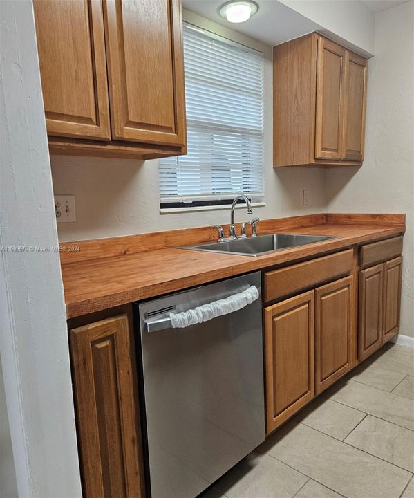 For Sale: $146,000 (1 beds, 1 baths, 702 Square Feet)